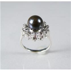 A Ladies 18 kt White Gold, Diamond and Black Pearl Ring,