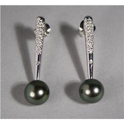 A Pair of Ladies 18 kt White Gold, Black Pearl and Diamond Drop Earrings,