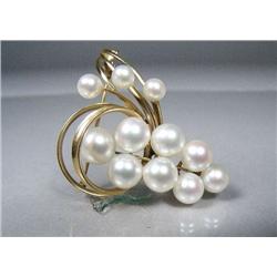An 18 kt Yellow Gold Pearl Brooch.