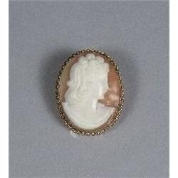 A 10 kt Yellow Gold Shell Cameo Pendant Brooch.