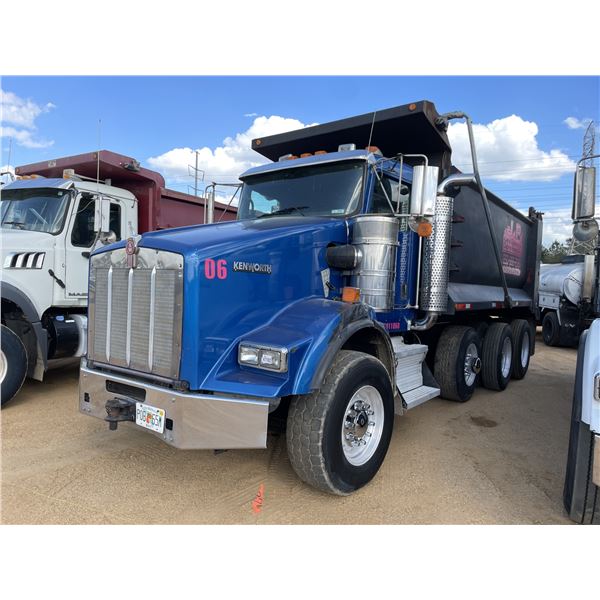 2015 KENWORTH T800 Dump Truck