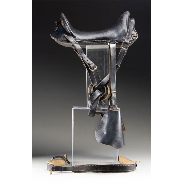 MILITARY STYLE BLACK LEATHER SADDLE.