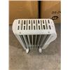 Image 10 : Pelonis Portable Oil Heater Missing One Wheel Works Good