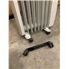 Image 12 : Pelonis Portable Oil Heater Missing One Wheel Works Good