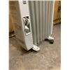 Image 13 : Pelonis Portable Oil Heater Missing One Wheel Works Good