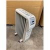 Image 1 : Pelonis Portable Oil Heater Missing One Wheel Works Good