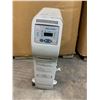 Image 2 : Pelonis Portable Oil Heater Missing One Wheel Works Good