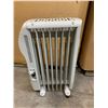 Image 4 : Pelonis Portable Oil Heater Missing One Wheel Works Good