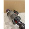 Image 11 : Dyson Cyclone Cordless Working