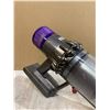 Image 12 : Dyson Cyclone Cordless Working