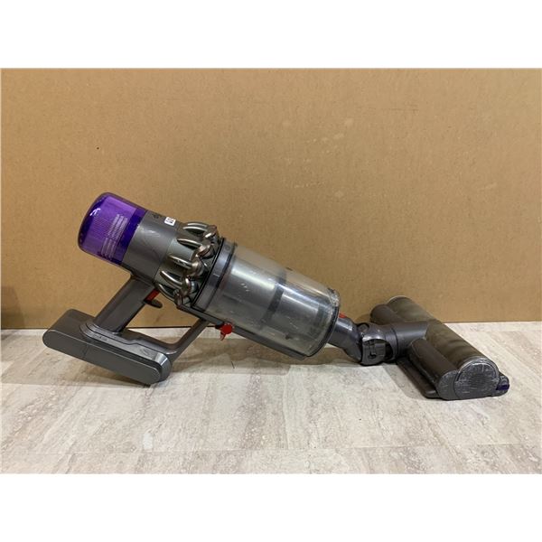 Dyson Cyclone Cordless Working