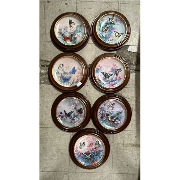 SHELF OF ASSORTED VINTAGE COLLECTOR PLATES