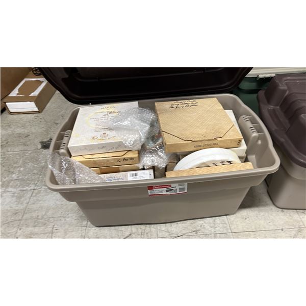 LARGE TOTE OF ASSORTED COLLECTOR PLATES *TOTE & LID INCLUDED*