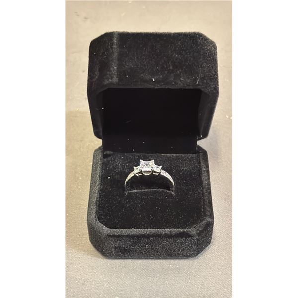 *NEW* .925 SILVER 1CT PRINCESS CUT SIMULATED DIAMOND (CZ) TRINITY RING: SIZE 7