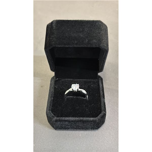 *NEW* STERLING SILVER 1CT HEART CUT SIMULATED DIAMOND (CZ) TWIST RING: SIZE 7.5