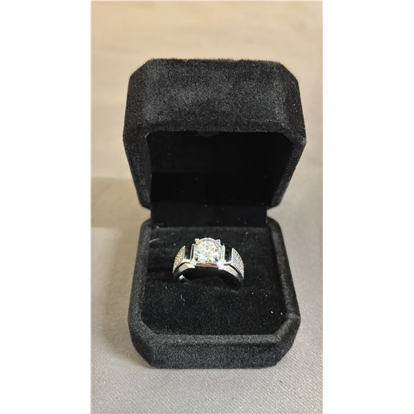 *NEW* PLATINUM PLATED 2 CT SIMULATED DIAMOND (CZ) MAN'S RING: RESIZABLE