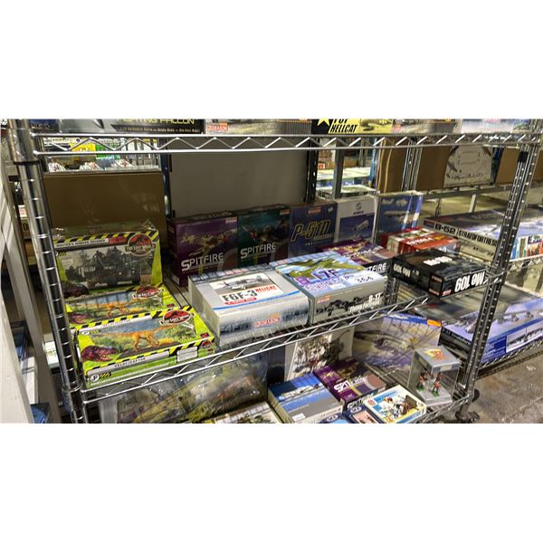 SHELF OF ASSORTED MODEL KITS: AIRPLANES, JURASSIC PARK VELOCIRAPTORS & JURASSIC PARK HUMVEE SNAGGER