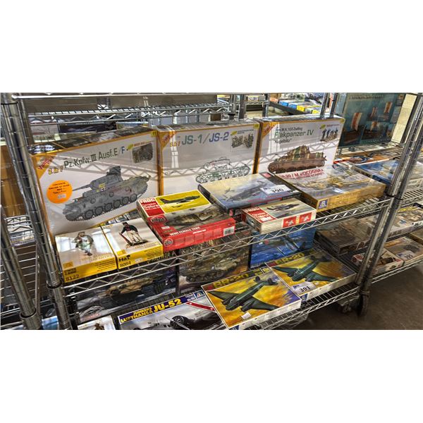 SHELF OF ASSORTED MODEL KITS: AIRPLANES, TANKS & MILITARY FIGURES
