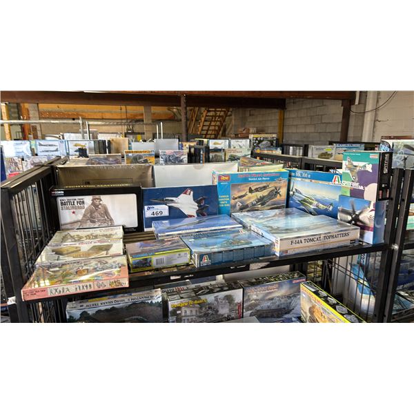 SHELF OF ASSORTED MODEL KITS: AIRCRAFT, SHELLS WITH AMMO BOXES, FLIGHT DECK CREW & MORE