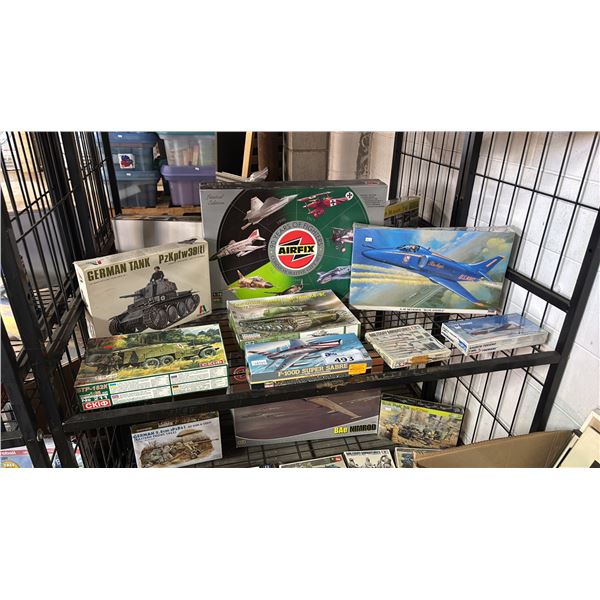SHELF OF ASSORTED AIRPLANE MODEL KITS, TANK MODEL KITS & MILITARY MINIATURES