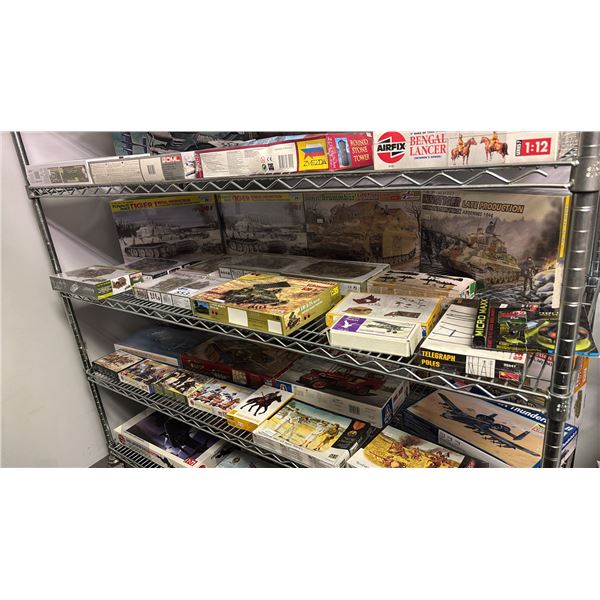 SHELF OF ASSORTED MODEL KITS: MILITARY VEHICLES, BUILDING PARTS, MILITARY FIGURE KITS & MORE