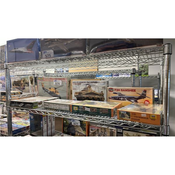 SHELF OF ASSORTED MODEL KITS: BUILDINGS & ASSORTED MILITARY FIGURE SETS
