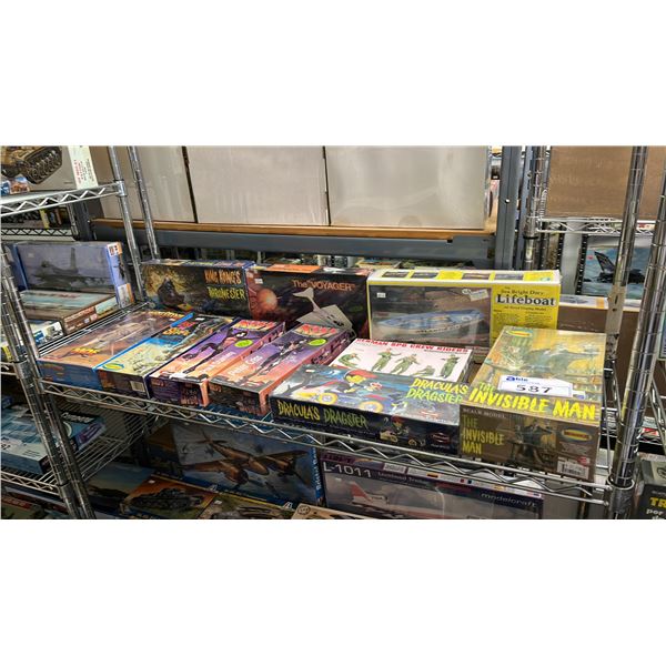SHELF OF ASSORTED MODEL KITS, FIGURE MODEL KITS & SCALE MODELS