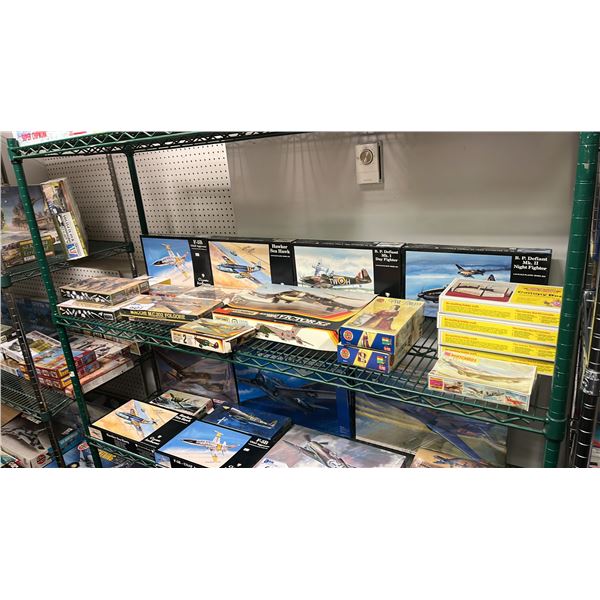 SHELF OF ASSORTED MODEL KITS: AIRPLANES, ANNE BOLEYN, HENRY VIII, CANOPY BEDS & MORE