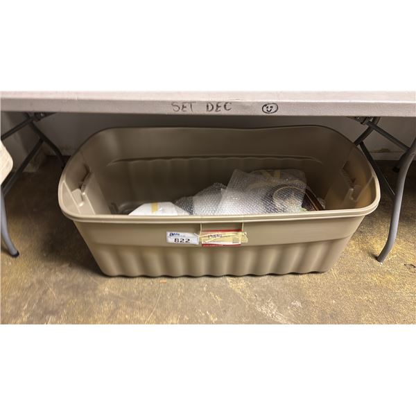 TOTE OF ASSORTED COLLECTOR PLATES: *TOTE INCLUDED*