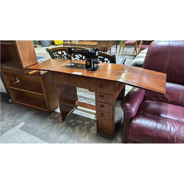 VINTAGE SINGER SEWING MACHINE IN DROP LEAF WOOD CABINET