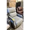 Image 2 : FABRIC PUSH RECLINER