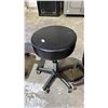 Image 2 : 3 MASTER ADJUSTABLE STOOLS