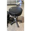 Image 4 : 3 MASTER ADJUSTABLE STOOLS