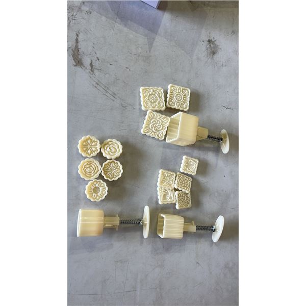 CASE OF 16-PC CAKE PRESSES