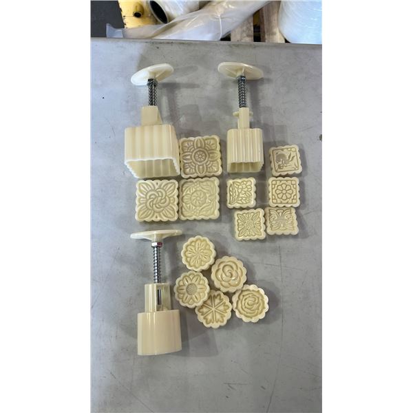 CASE OF 16-PC CAKE PRESSES