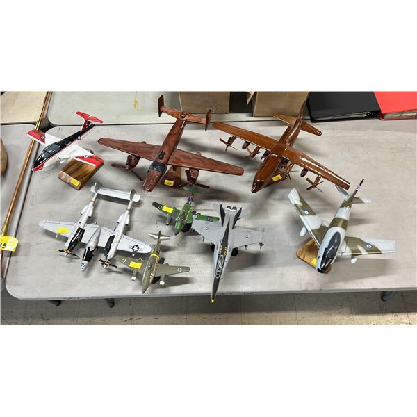 (8) ASSORTED SCALE MODEL AIRPLANES: ALL BUT 1 HAVE STANDS