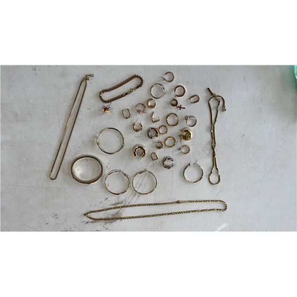 ASSORTED GOLD TONE FASHION JEWELRY