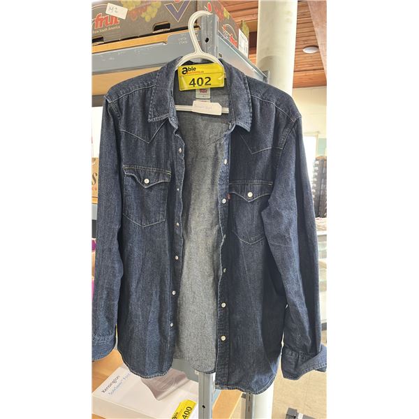 LEVI BUTTON UP DENIM SHIRT: SIZE M