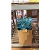 Image 2 : CASE OF ARTIFICIAL CAKE BLUE FLOWERS