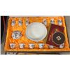 Image 2 : FAMILLE ROSE STYLE CHINESE PORCELAIN TEA SET & DAXITAR PORCELAIN TRAY