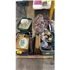 Image 1 : PALLET OF ASSORTED HOUSEHOLD GOODS: LAMPS, WALL ART, GLASSWARE & MORE