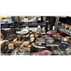 Image 3 : SHELF OF ASSORTED WOOD BOOKENDS, HERON CARVING, CERAMIC SEAGULLS & MORE