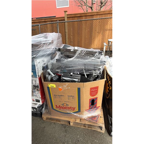 PALLET OF ASSORTED HOUSEHOLD GOODS: FOLDING DRYING RACKS, VACUUMS, MOP BUCKETS & MORE
