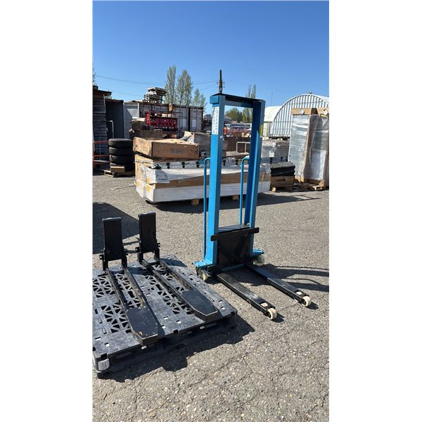 PORTABLE ELECTRIC PALLET JACK WITH BATTERY & CHARGER - 1000 KG CAPACITY (UNKNOWN WORKING CONDITION)