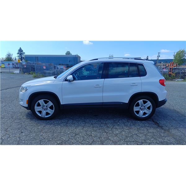 2011 VOLKSWAGEN TIGUAN 2.0T 4MOTION, 4 DOOR STATION WAGON, WHITE , VIN WVGBV7AX9BW549495,