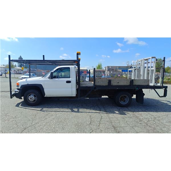 2006 GMC SIERRA, 2DR FLAT DECK, WHITE, VIN 1GDJC34296E125076,