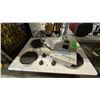 Image 2 : COMMANDER CIRCUIT BREAKER, 4 BURNER ELECTRIC COOKTOP & ASSORTED WORK GLOVES