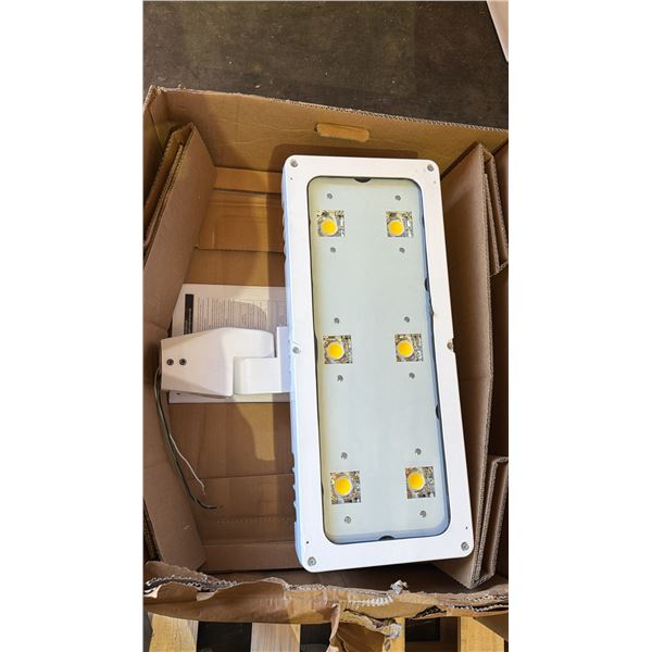 *NEW* LITHONIA LIGHTING OUTDOOR HIGH-OUTPUT, WIDE-DISTRIBUTION WHITE 4000K LED FLOODLIGHT