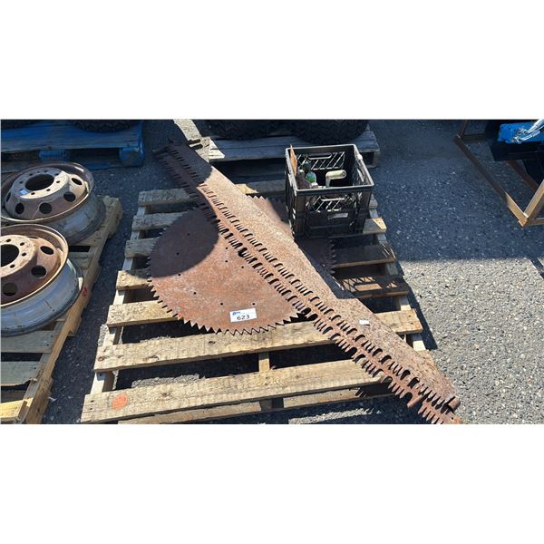 PALLET OF ASSORTED ANTIQUE SAW BLADES & TROWELS