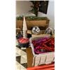 Image 2 : LARGE GROUP OF ASSORTED HOLIDAY DECORATIONS